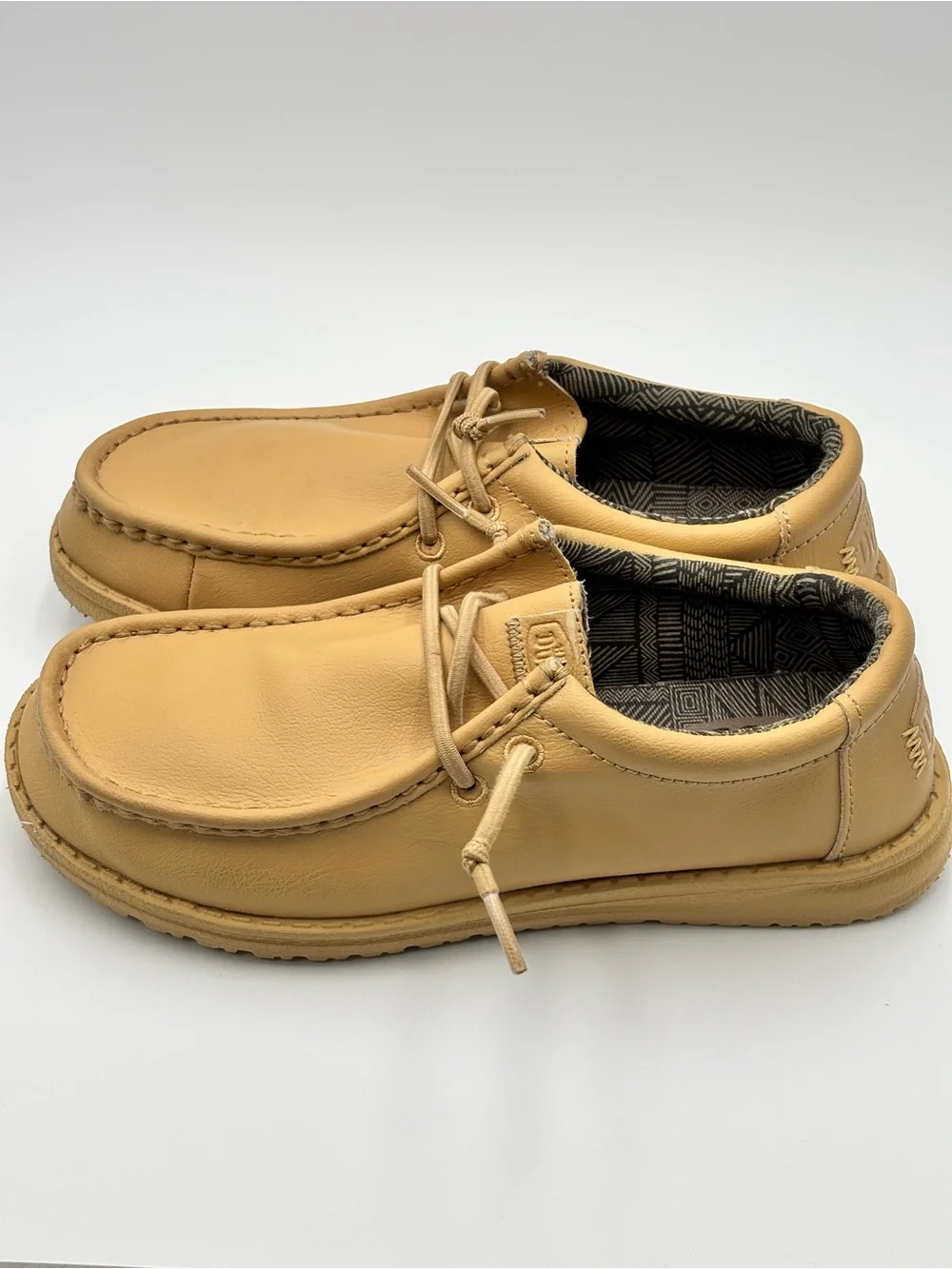 Hey Dude Wally Mono Leather Tan Slip-on Loafers Comfortable Light-Weight Size 4